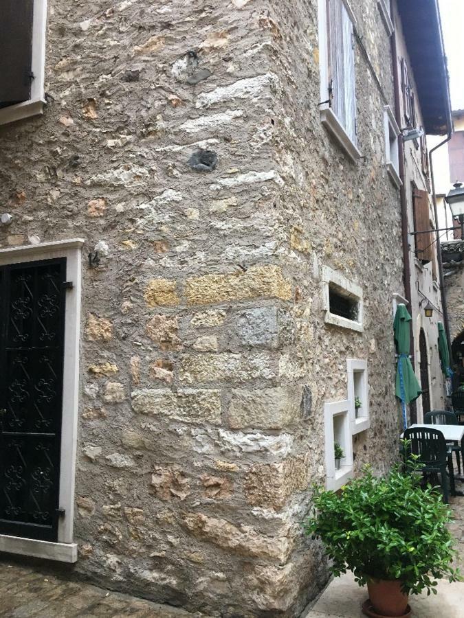 Vicolovolta16 Apartment Torri Del Benaco Bagian luar foto